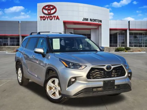 Silver 2023 Toyota Highlander LE for sale in Tulsa, OK