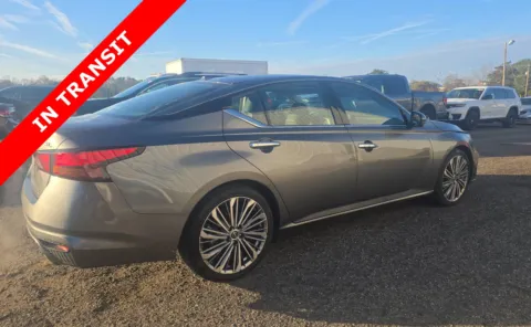 More photos of 2023 Nissan Altima 2.5 SL at Auto Boutique Florida, FL