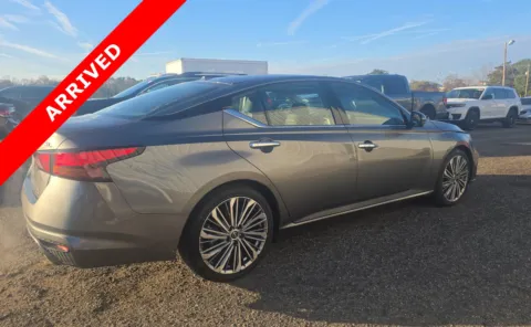 More photos of 2023 Nissan Altima 2.5 SL at Auto Boutique Florida, FL