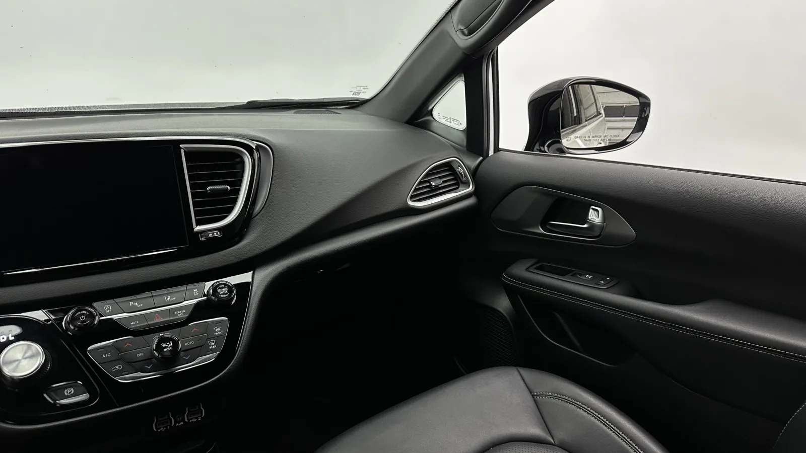 Chrysler Pacifica photo 27