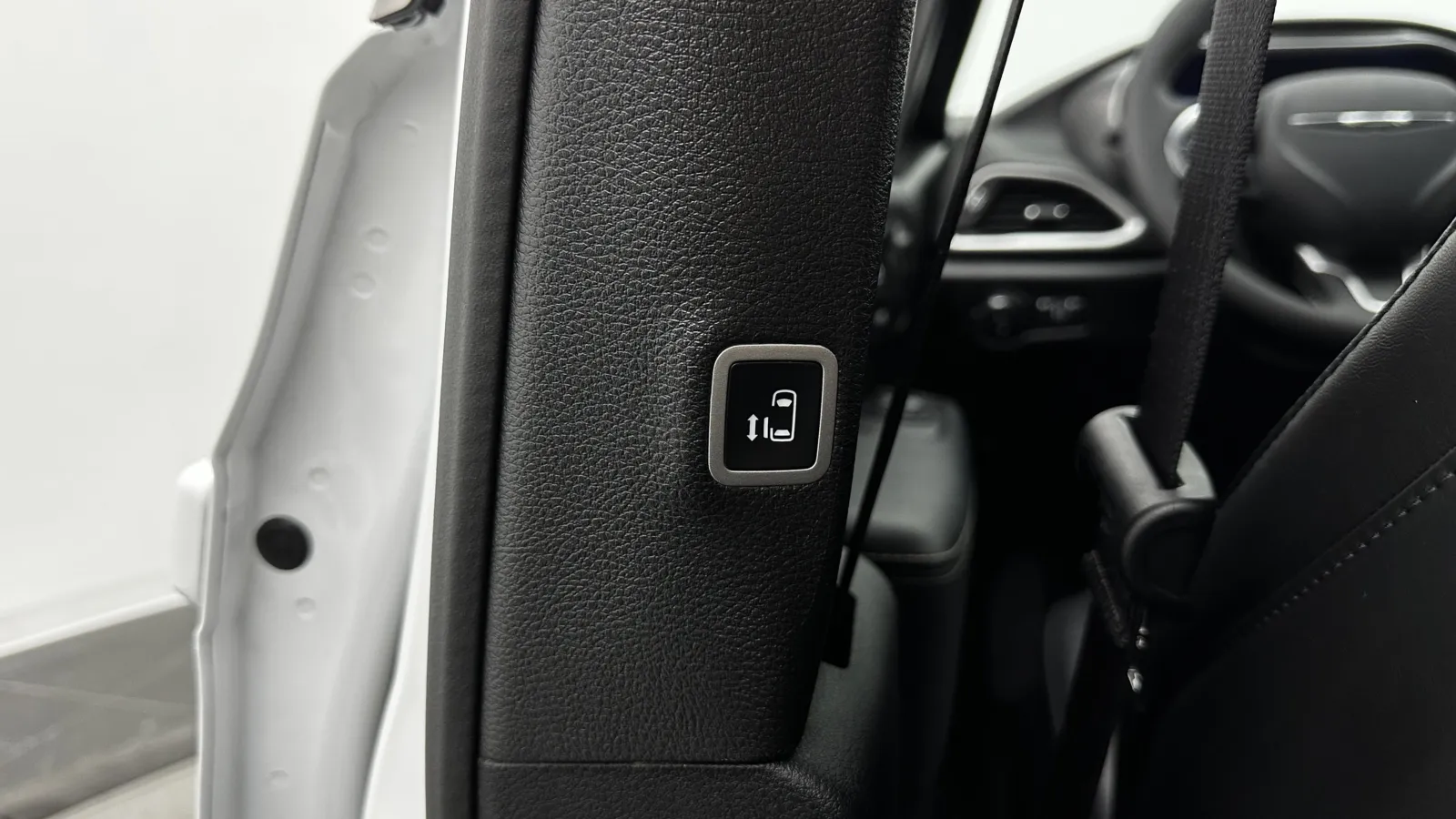 Chrysler Pacifica photo 28