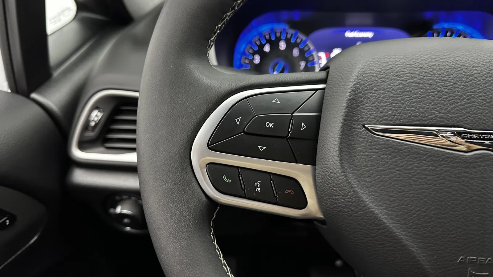 Chrysler Pacifica photo 19
