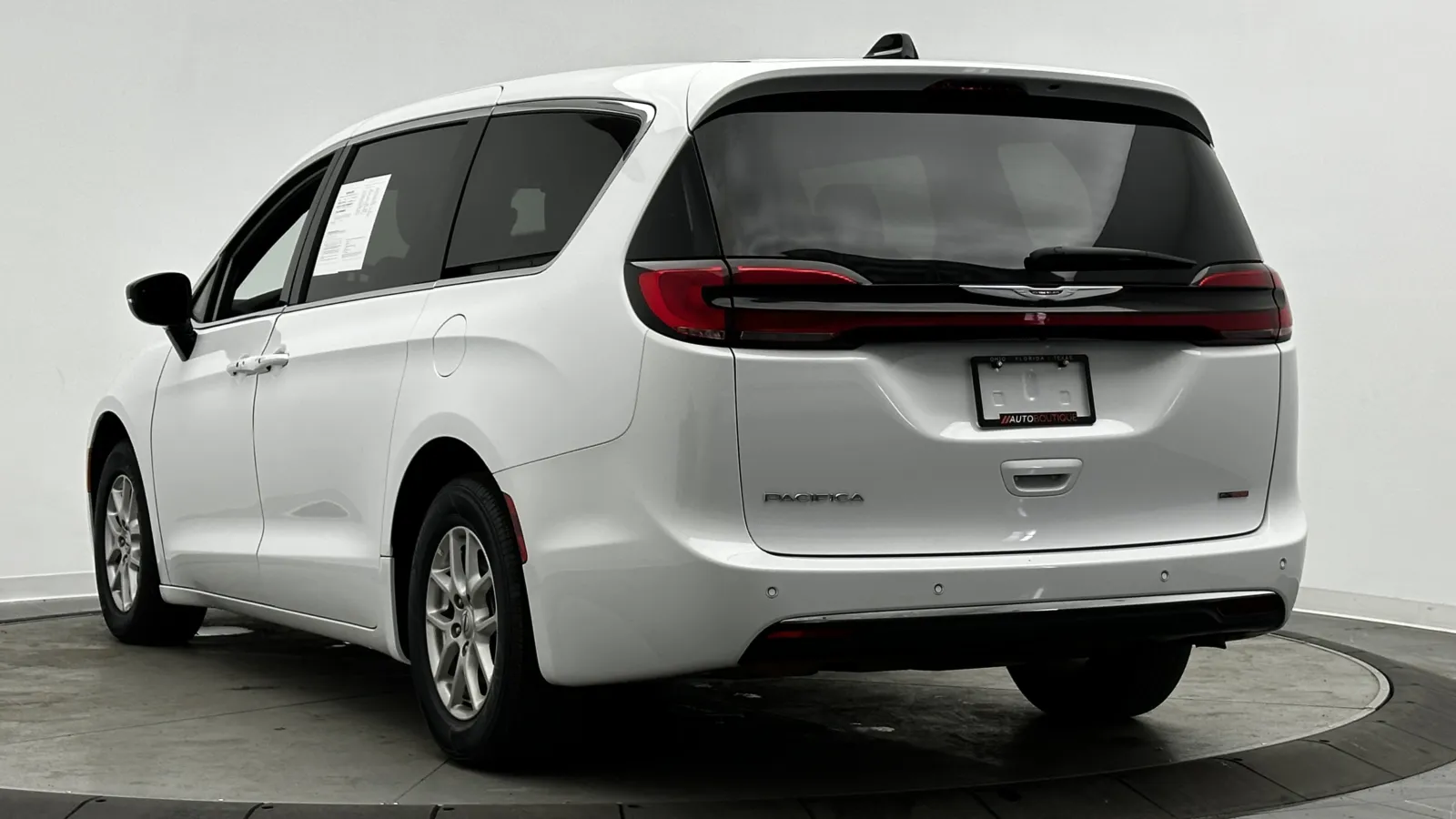 Chrysler Pacifica photo 4