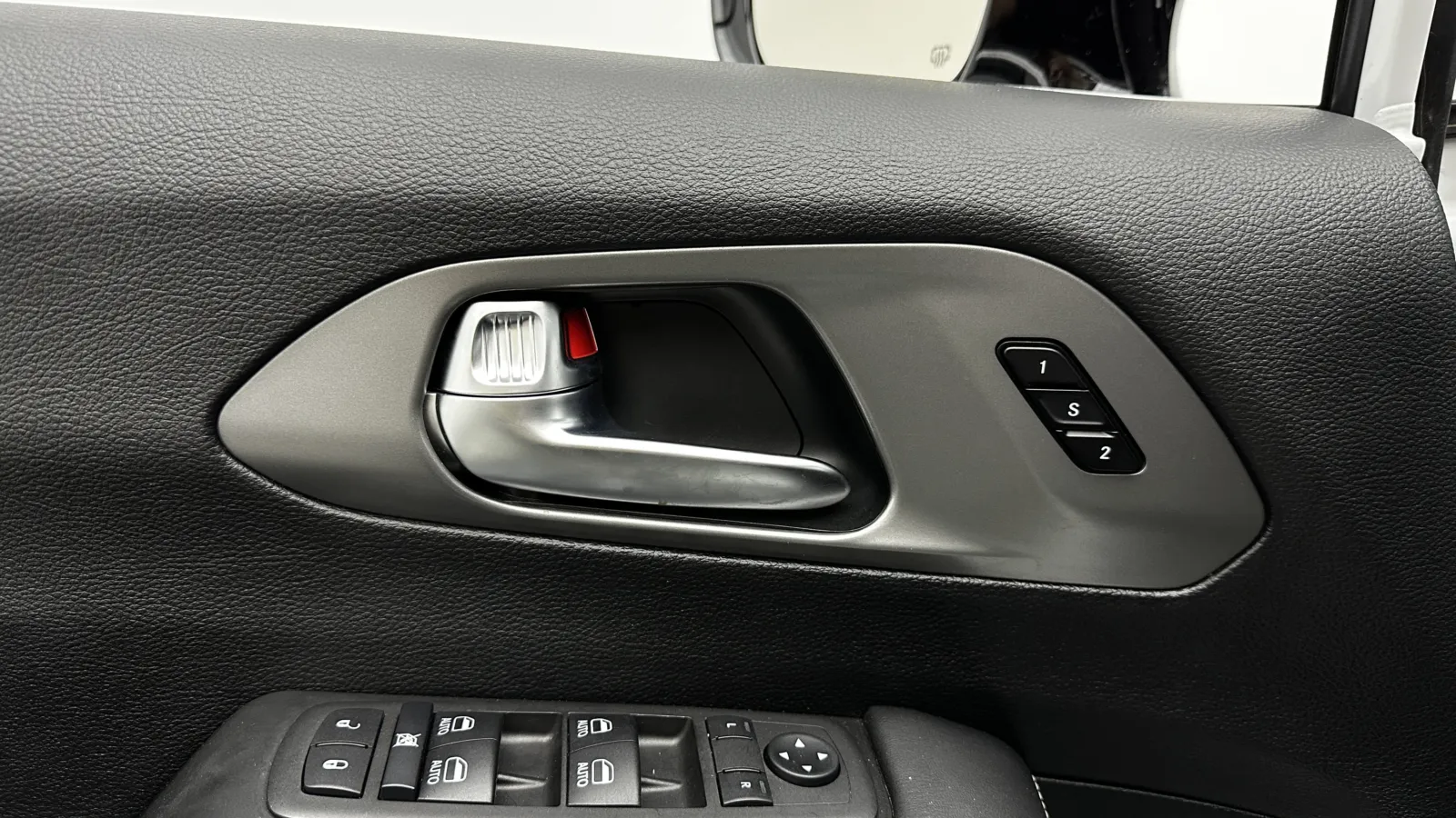 Chrysler Pacifica photo 10