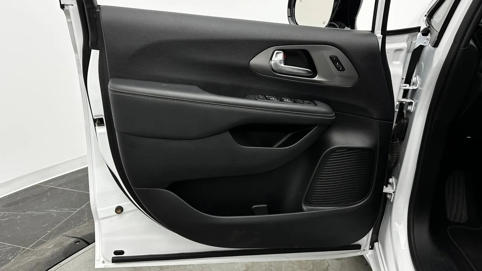 Chrysler Pacifica photo 8