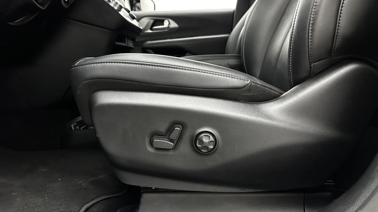 Chrysler Pacifica photo 11