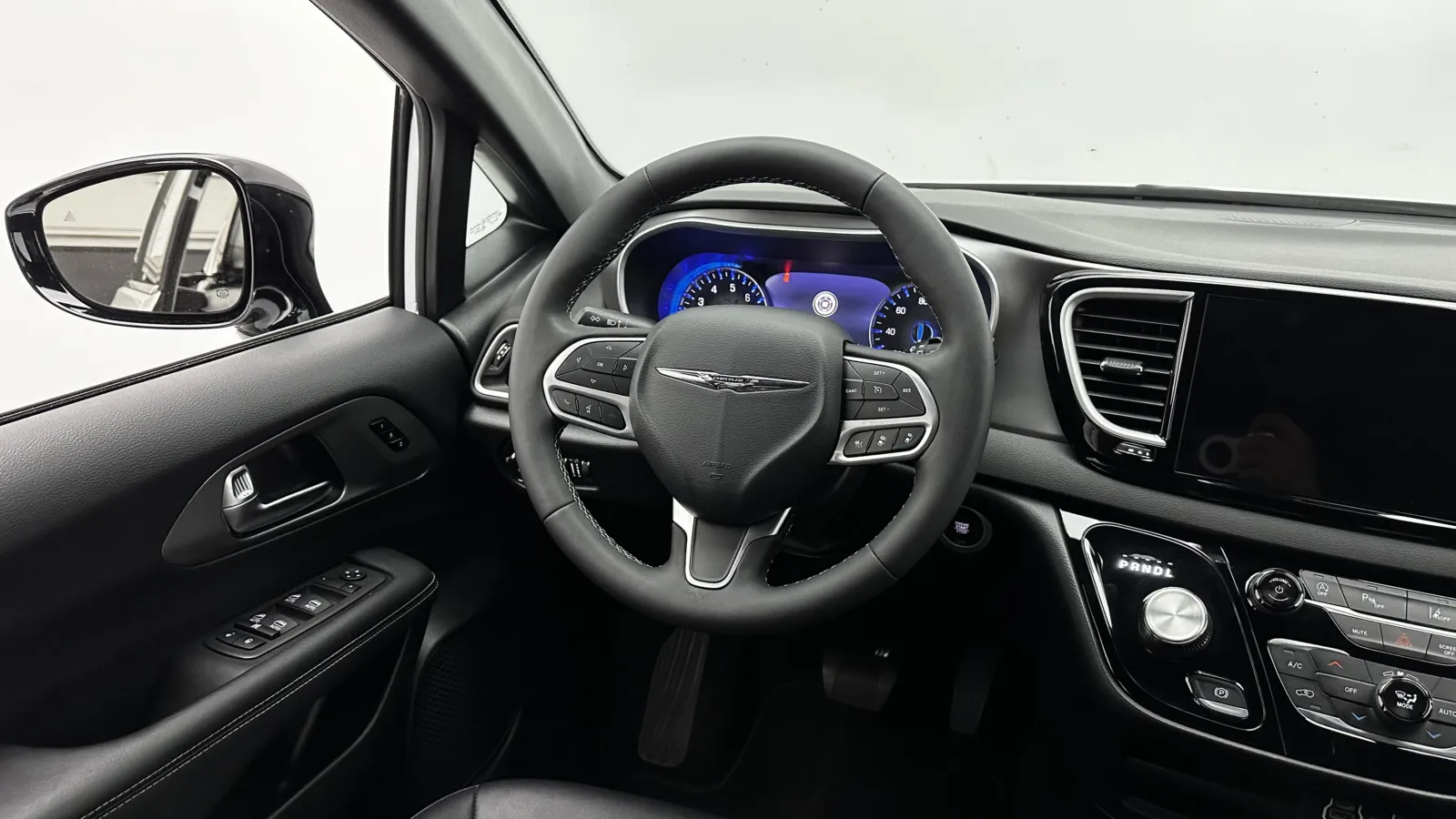 Chrysler Pacifica photo 25