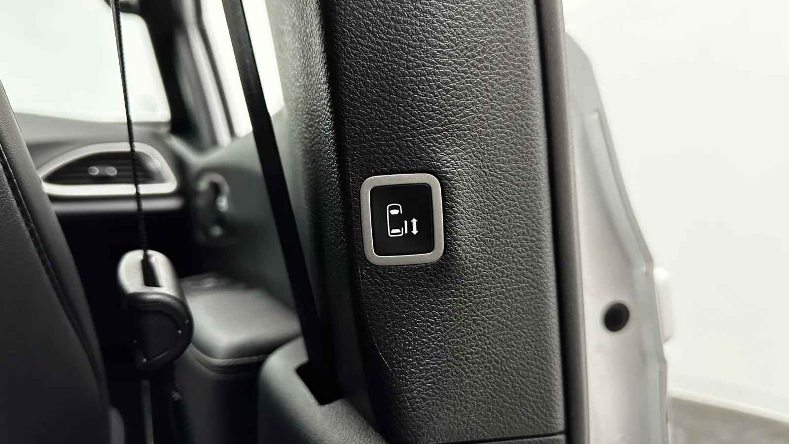 Chrysler Pacifica photo 32