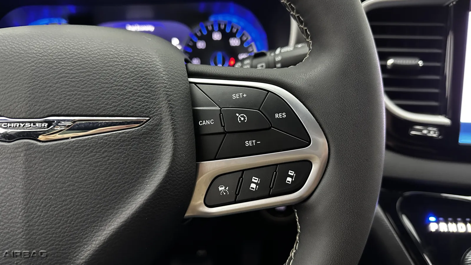 Chrysler Pacifica photo 20