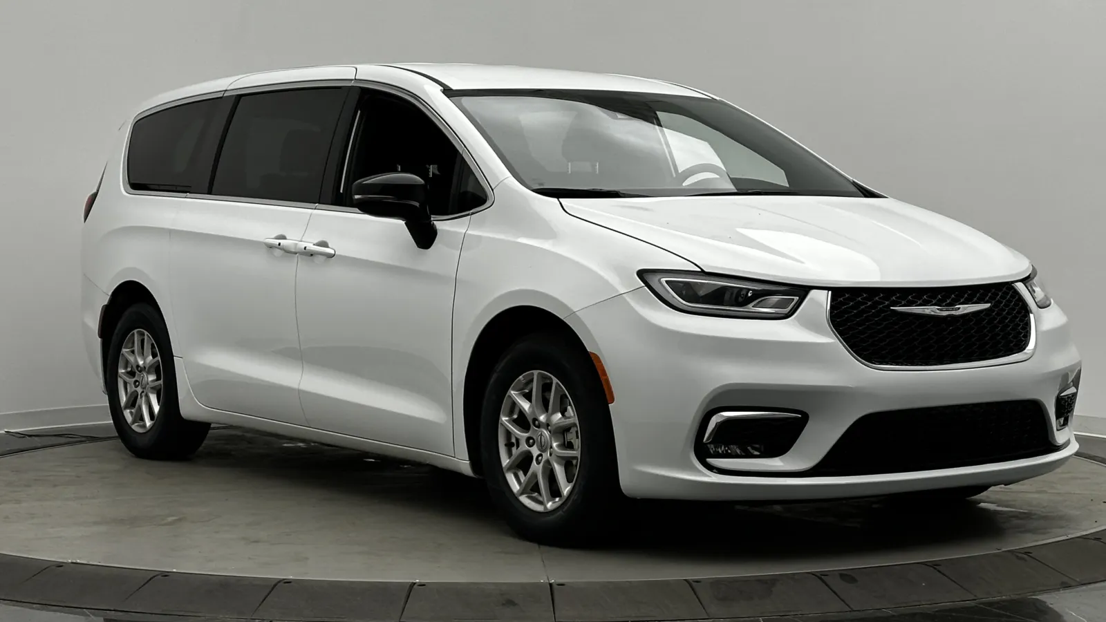 Chrysler Pacifica photo 3