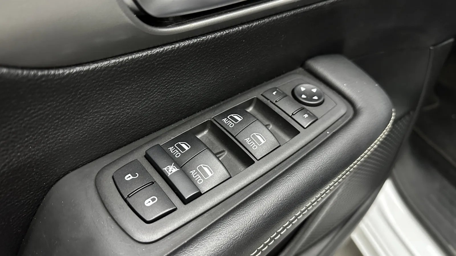 Chrysler Pacifica photo 9