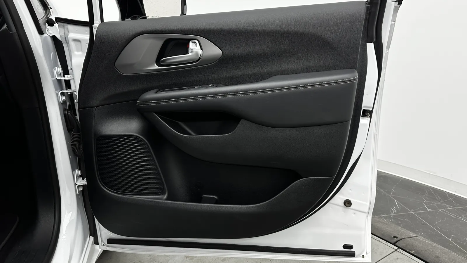 Chrysler Pacifica photo 33