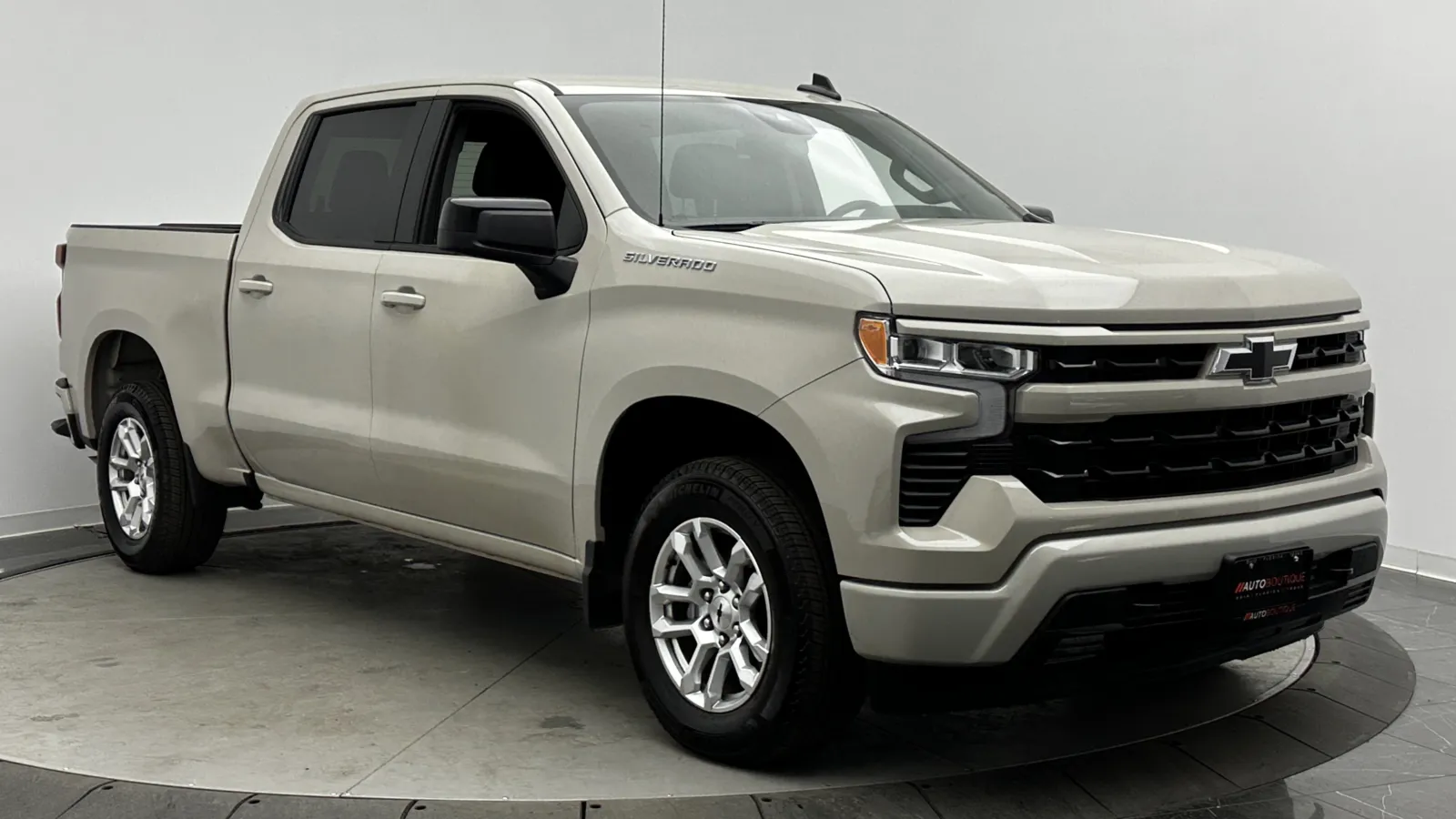 Chevrolet Silverado photo 3