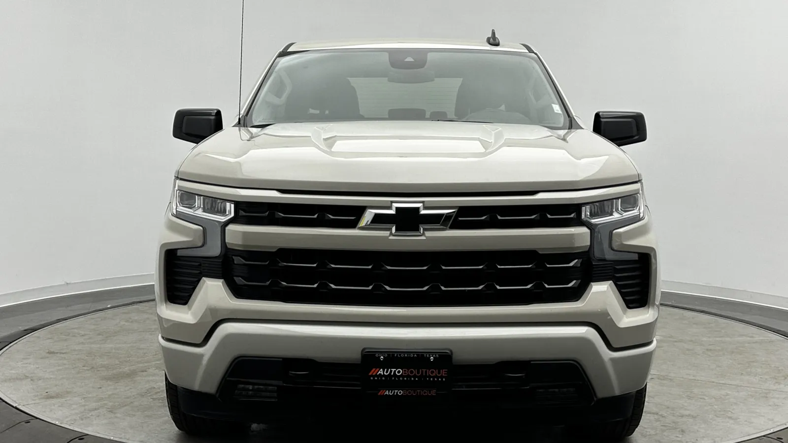 Chevrolet Silverado photo 2