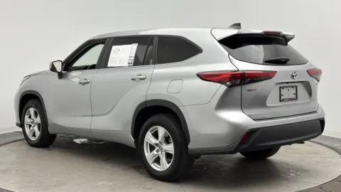 More photos of 2023 Toyota Highlander Hybrid LE at Auto Boutique Florida, FL