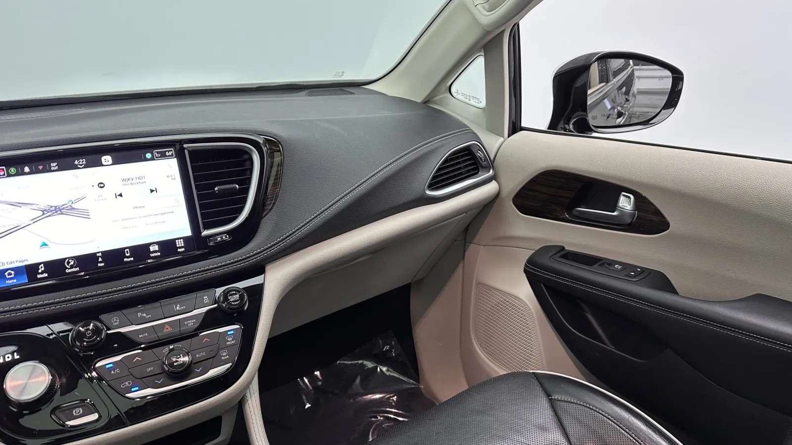 Chrysler Pacifica photo 31