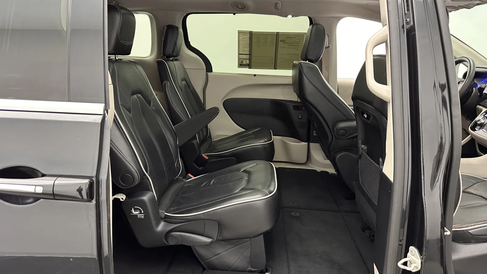 Chrysler Pacifica photo 34