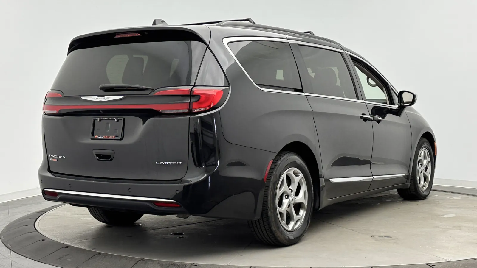 Chrysler Pacifica photo 9
