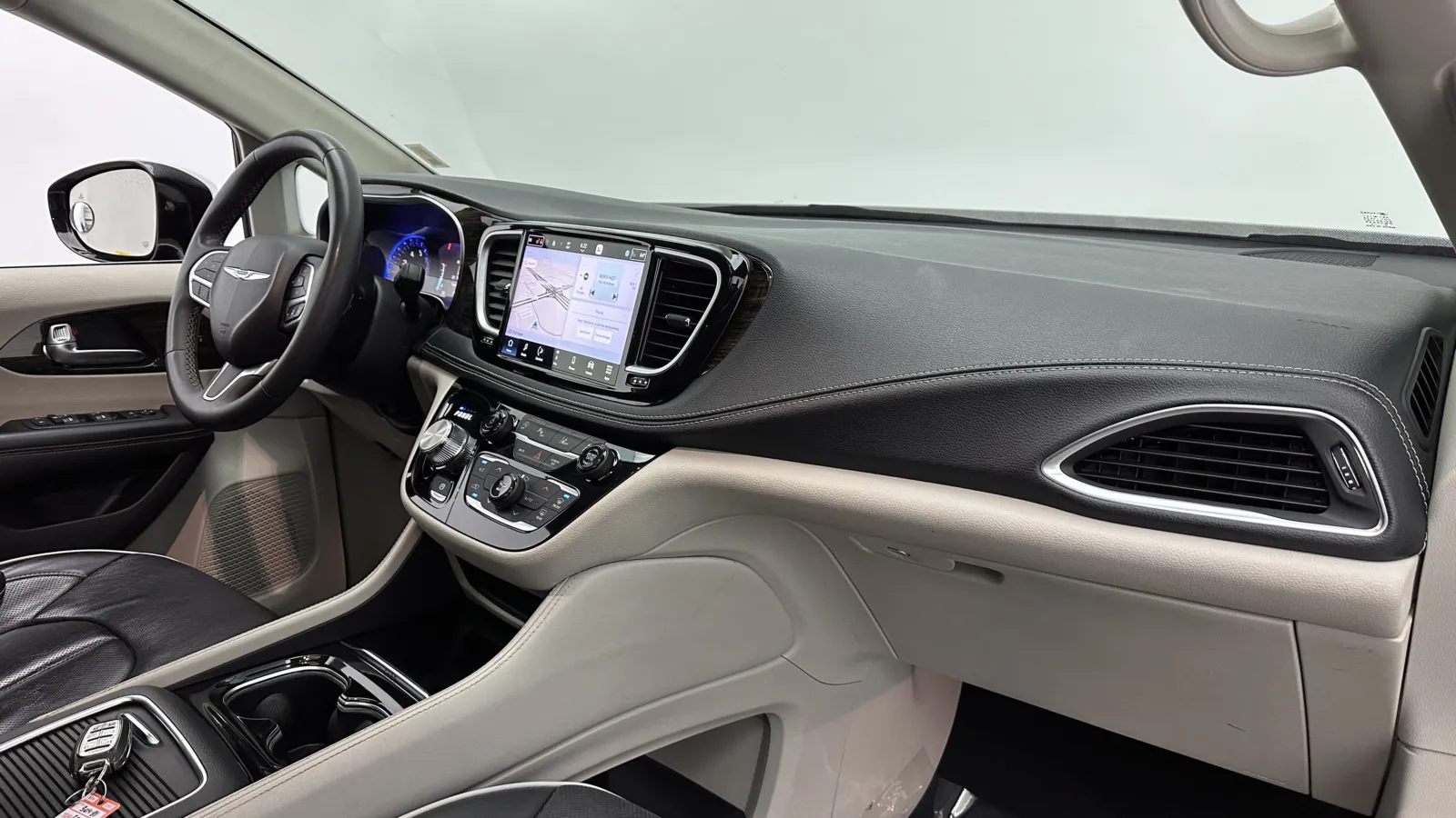 Chrysler Pacifica photo 35