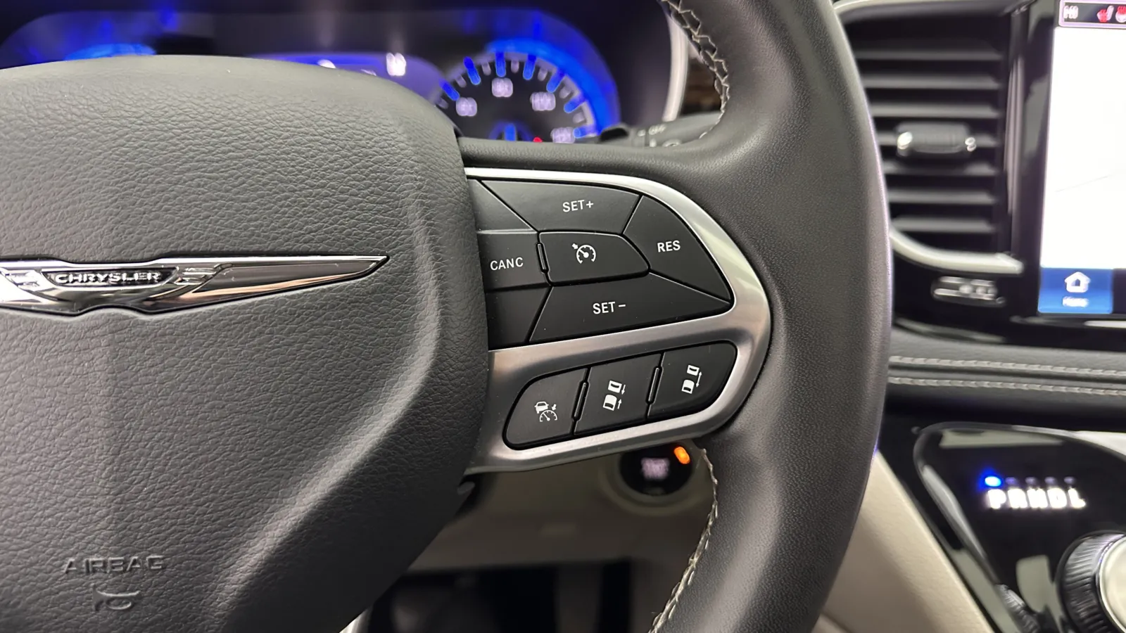 Chrysler Pacifica photo 21