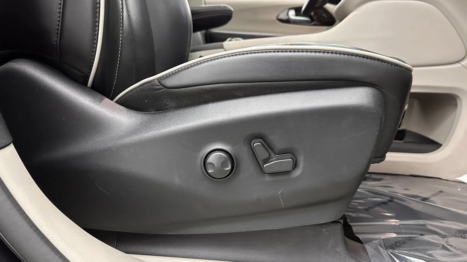 Chrysler Pacifica photo 37
