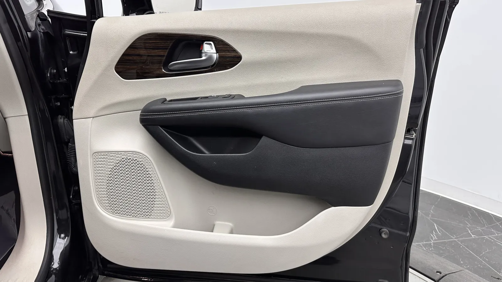 Chrysler Pacifica photo 36
