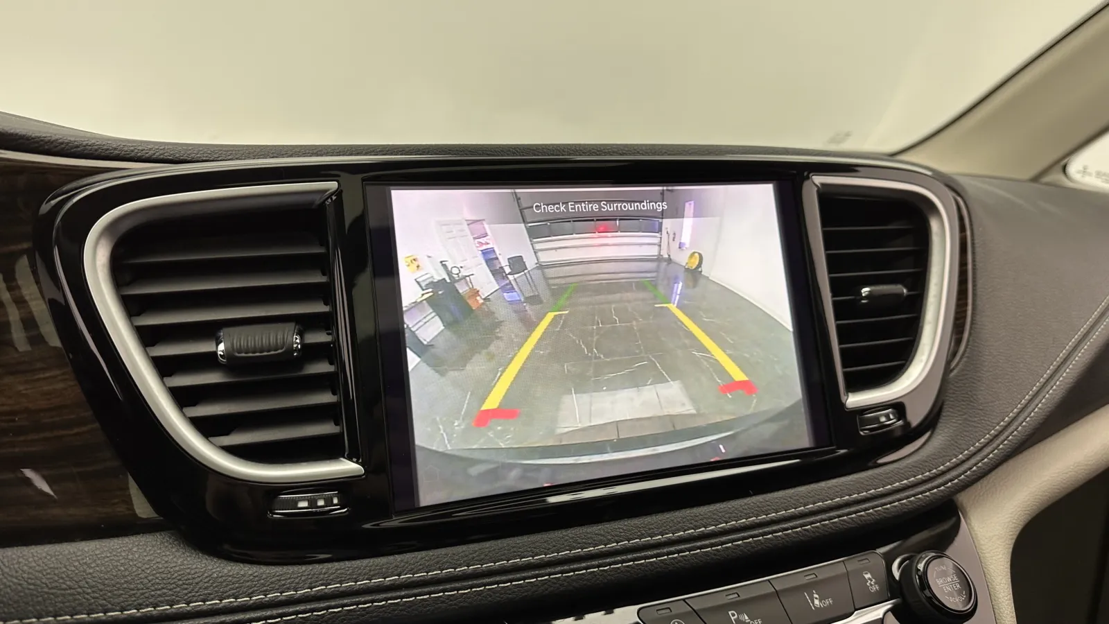 Chrysler Pacifica photo 23