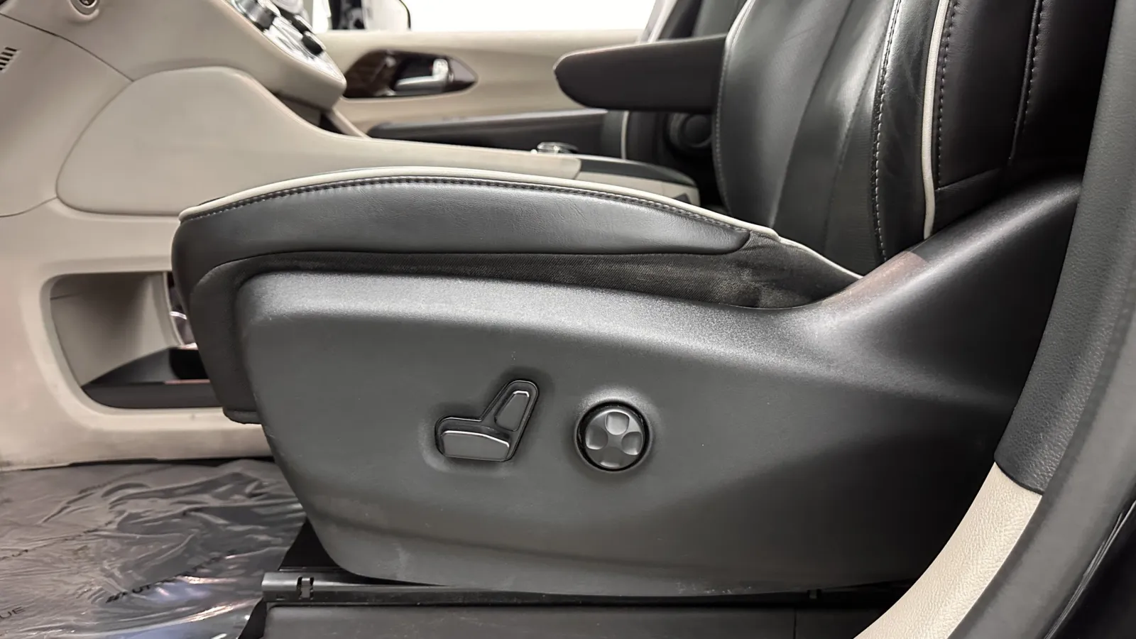 Chrysler Pacifica photo 16