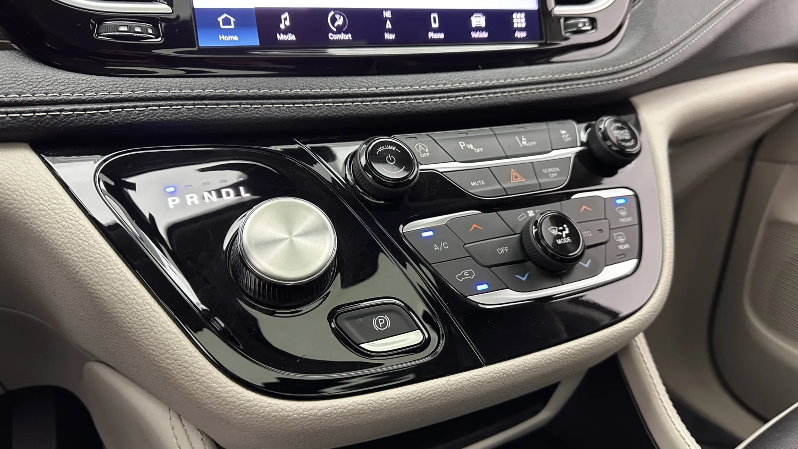Chrysler Pacifica photo 18