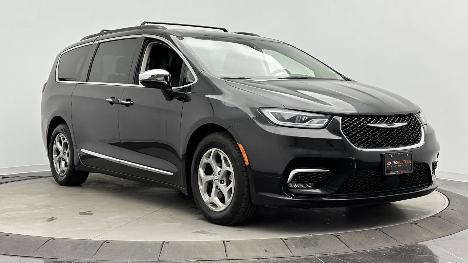 Chrysler Pacifica photo 3