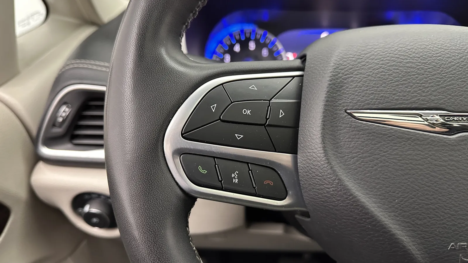 Chrysler Pacifica photo 20