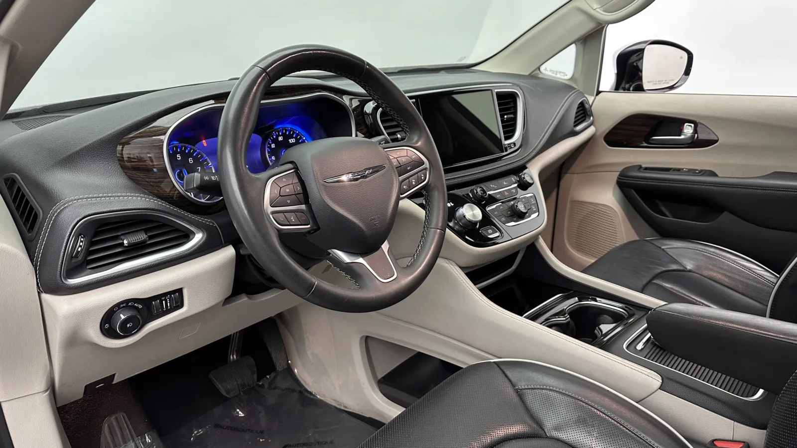 Chrysler Pacifica photo 11