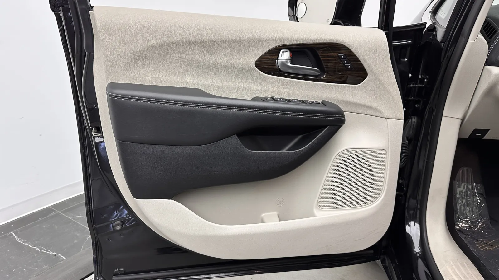 Chrysler Pacifica photo 12