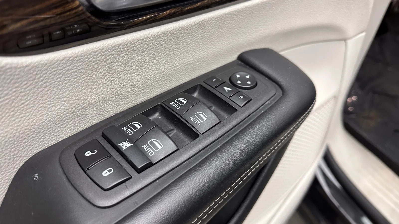 Chrysler Pacifica photo 13