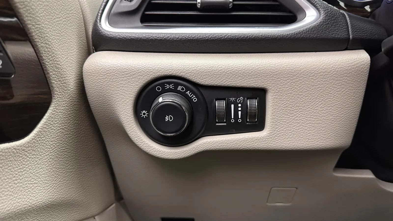 Chrysler Pacifica photo 22