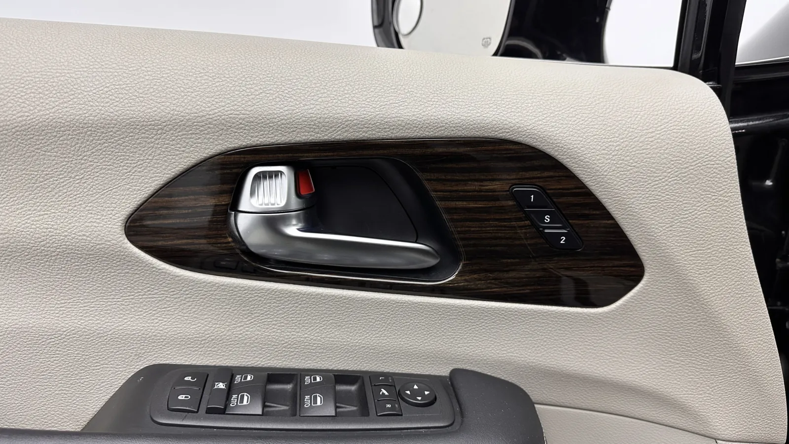 Chrysler Pacifica photo 14