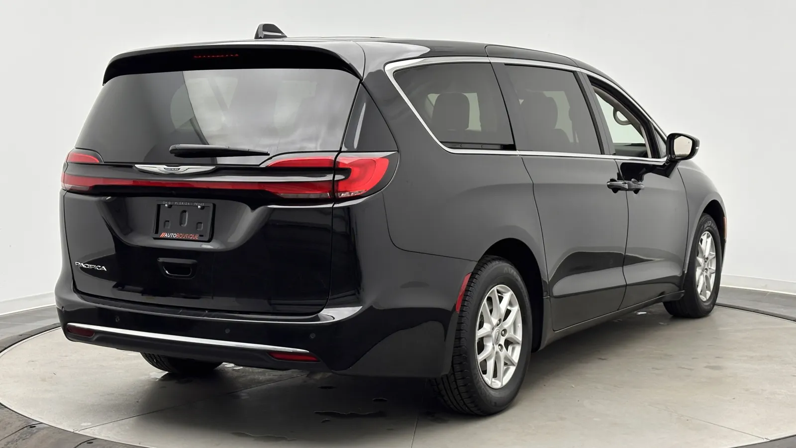 Chrysler Pacifica photo 7