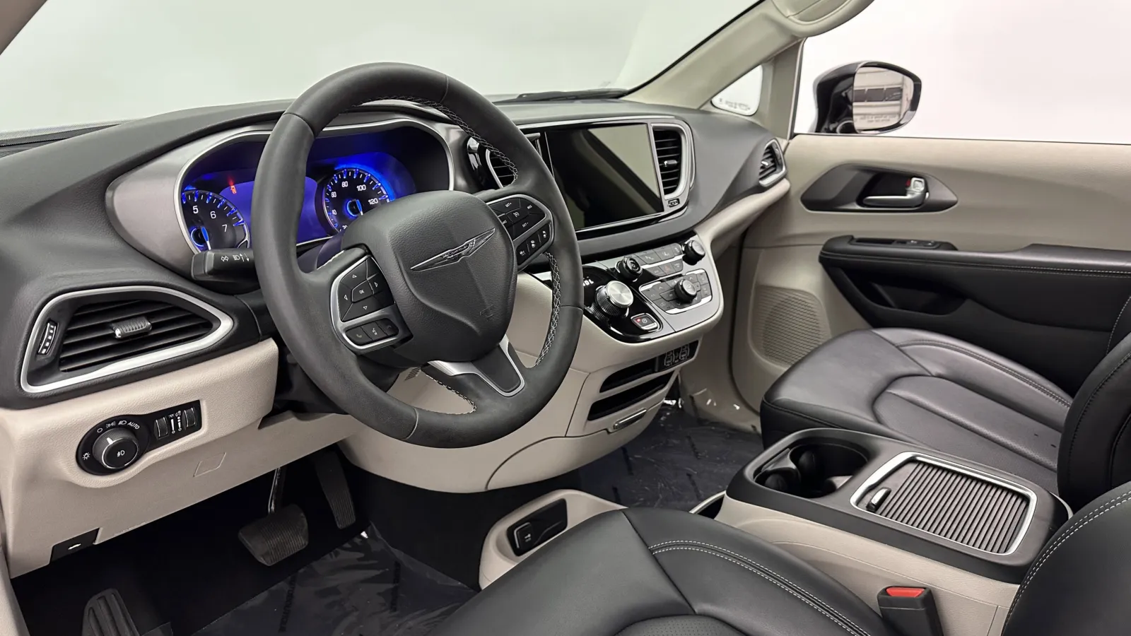 Chrysler Pacifica photo 8