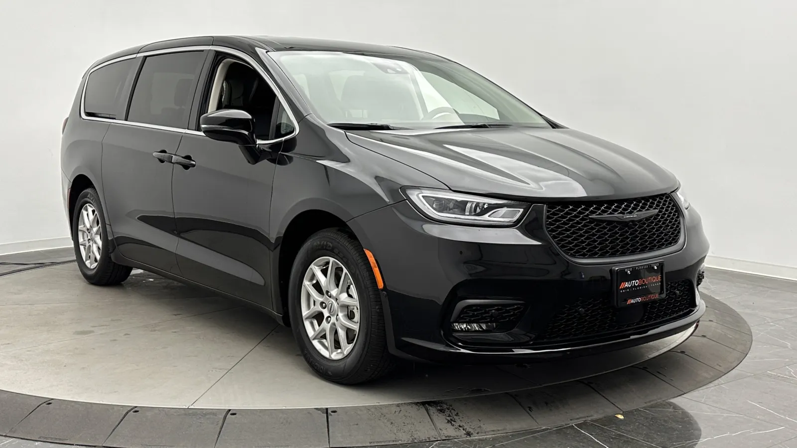 Chrysler Pacifica photo 3