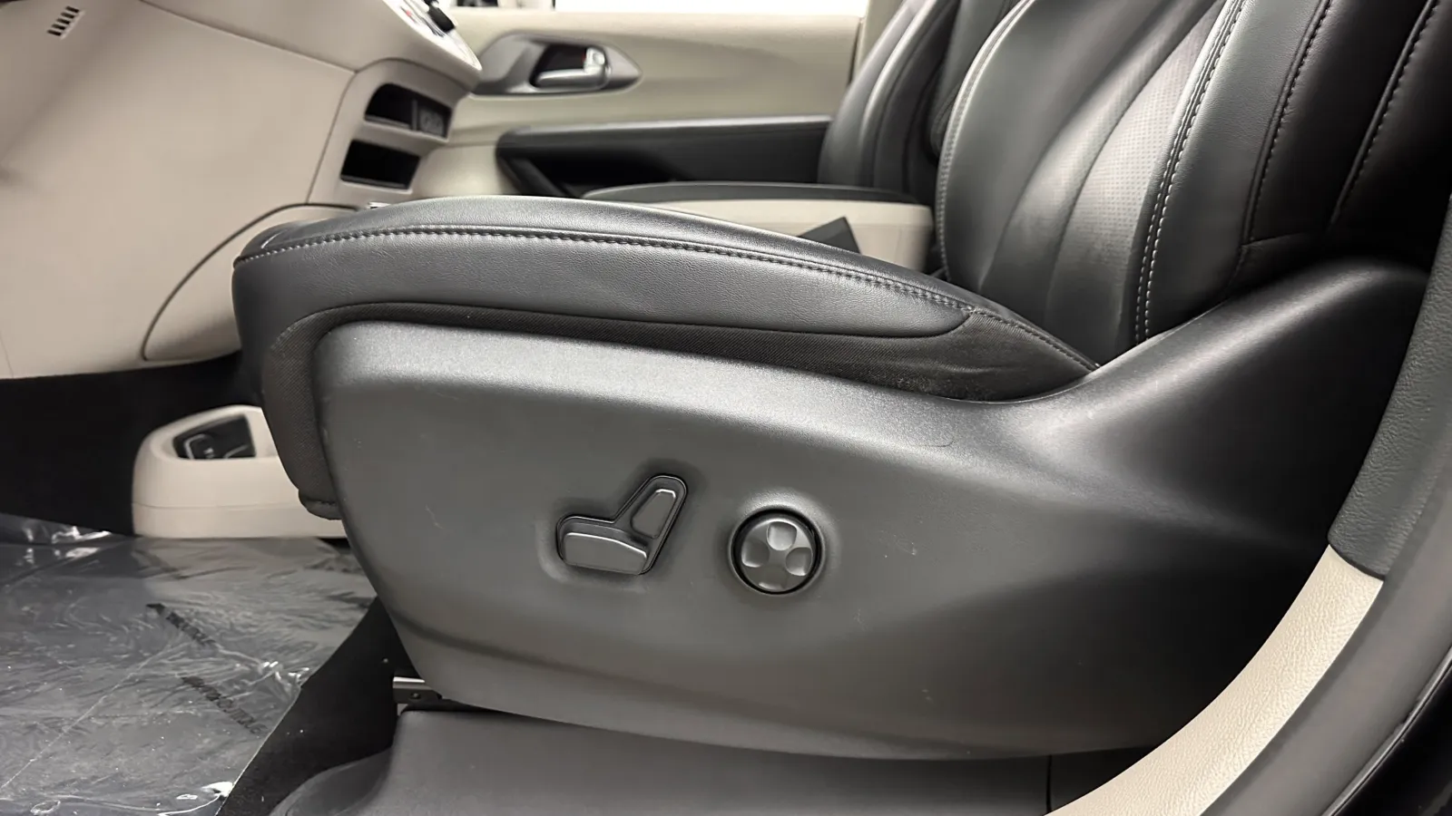 Chrysler Pacifica photo 12