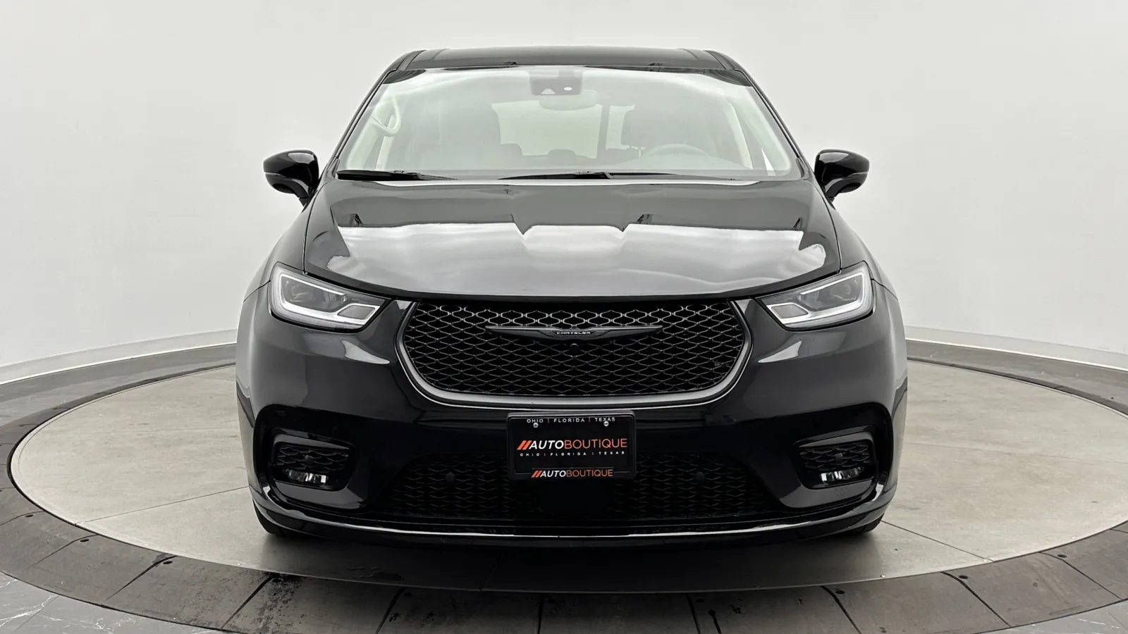 Chrysler Pacifica photo 2