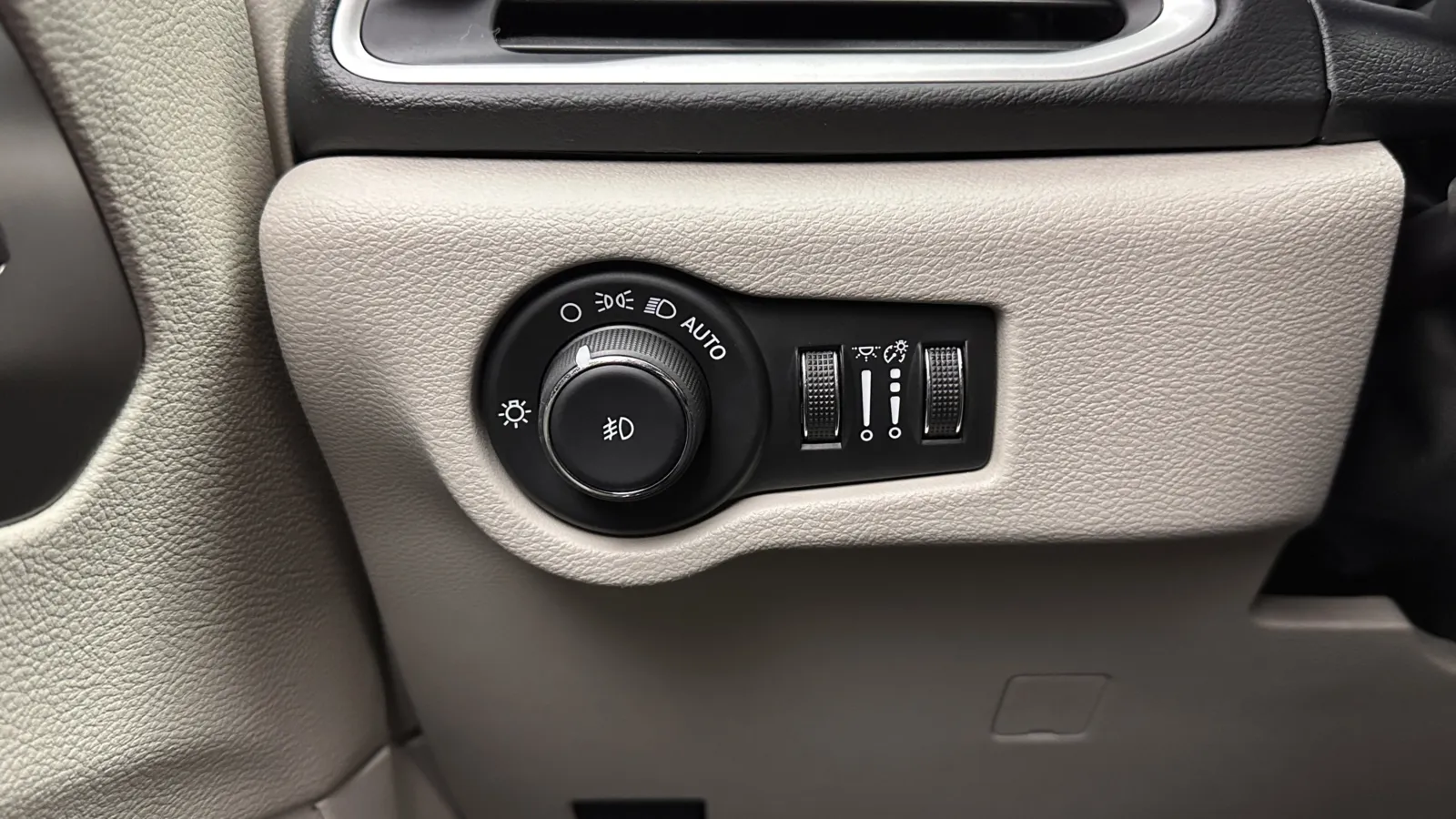 Chrysler Pacifica photo 17