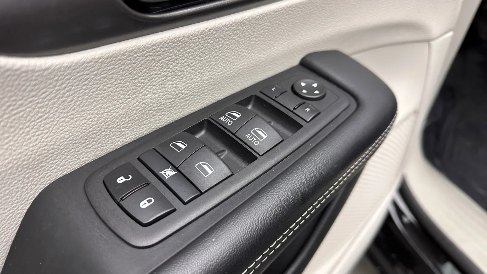 Chrysler Pacifica photo 10