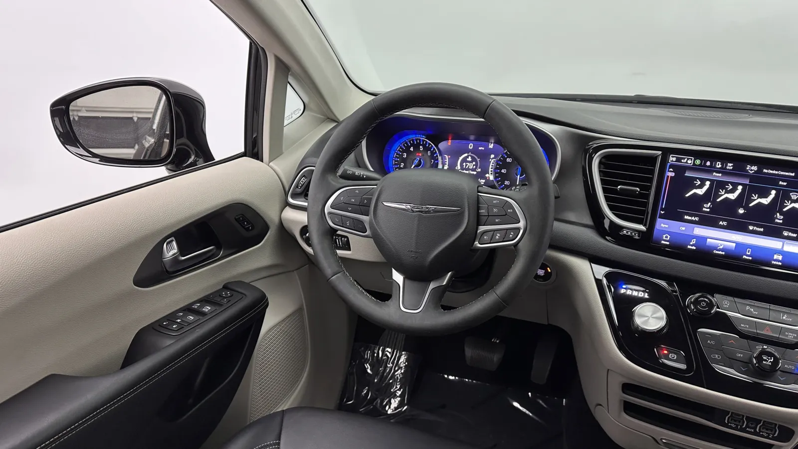 Chrysler Pacifica photo 24