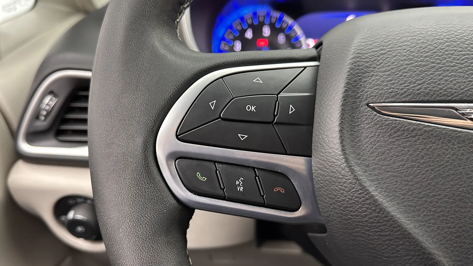 Chrysler Pacifica photo 16