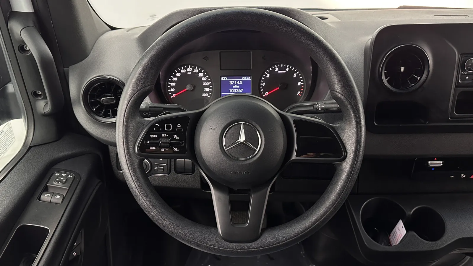 Mercedes-Benz Sprinter photo 16