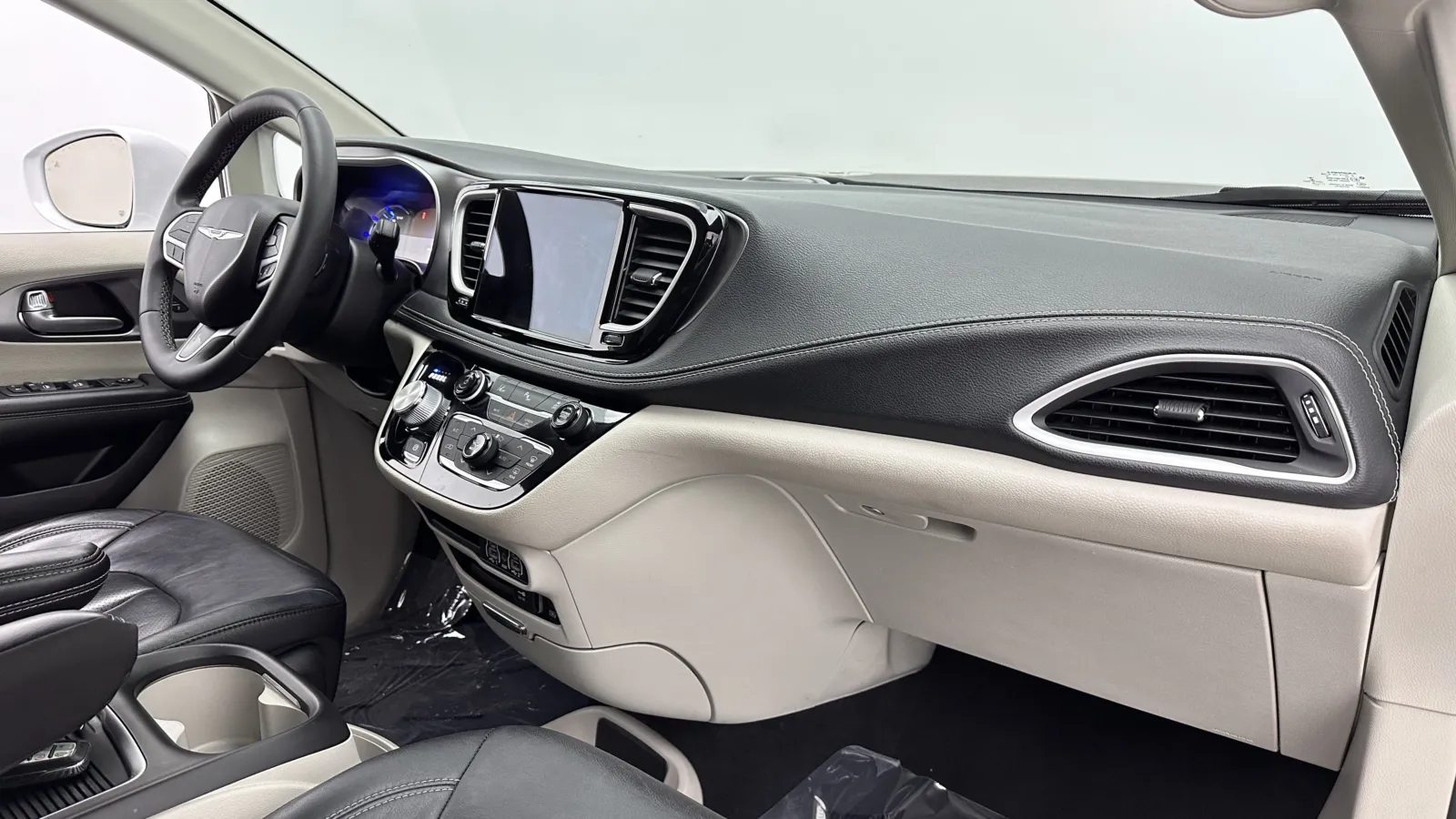 Chrysler Pacifica photo 34