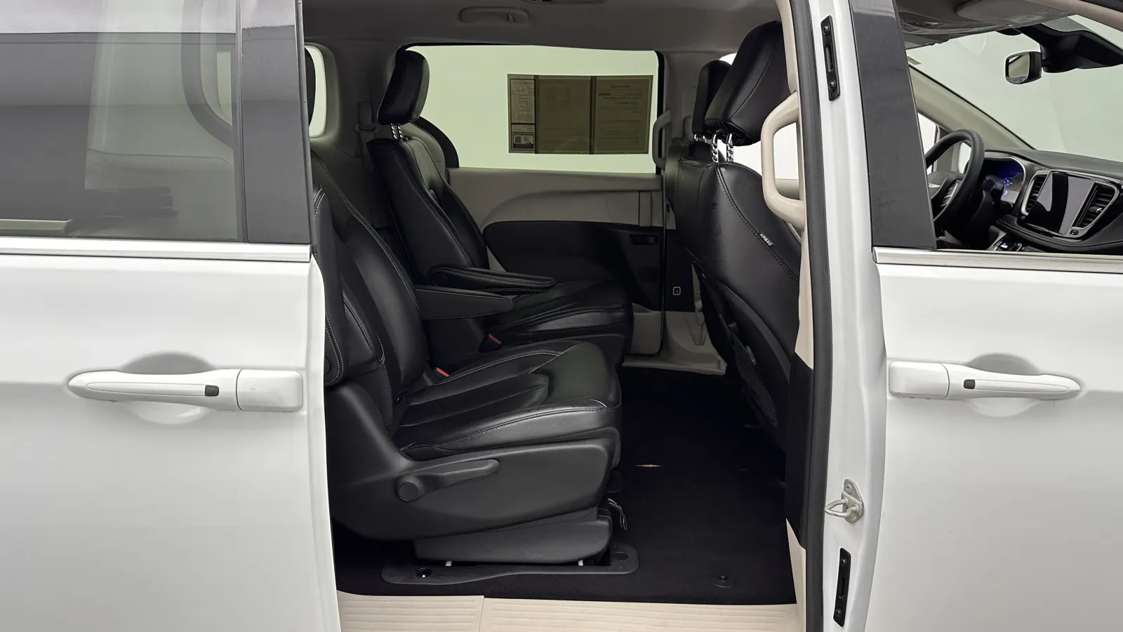 Chrysler Pacifica photo 32