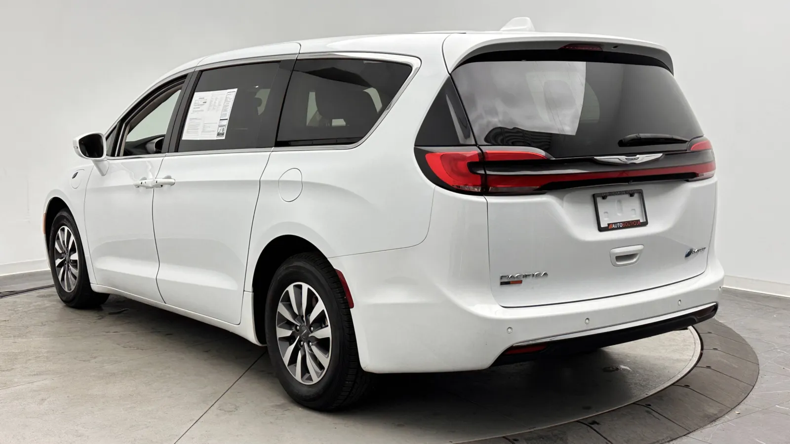Chrysler Pacifica photo 5