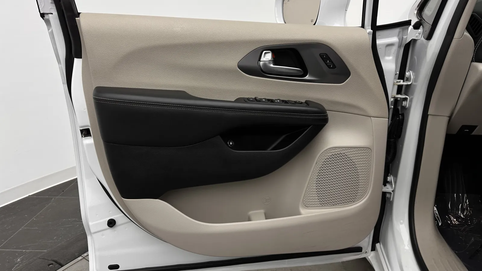 Chrysler Pacifica photo 9